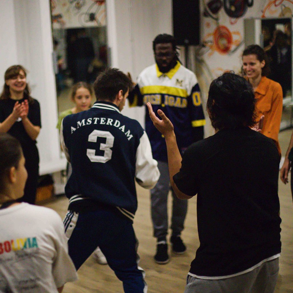 TakaMouv, association lyonnaise de danse hip hop, propose à ses adhérents un training libre hebdomadaire : chaque samedi, une session d'entraînement encadré par nos enseignants permet aux passionnés de s'exercer et rencontrer d'autres adhérents et techniques