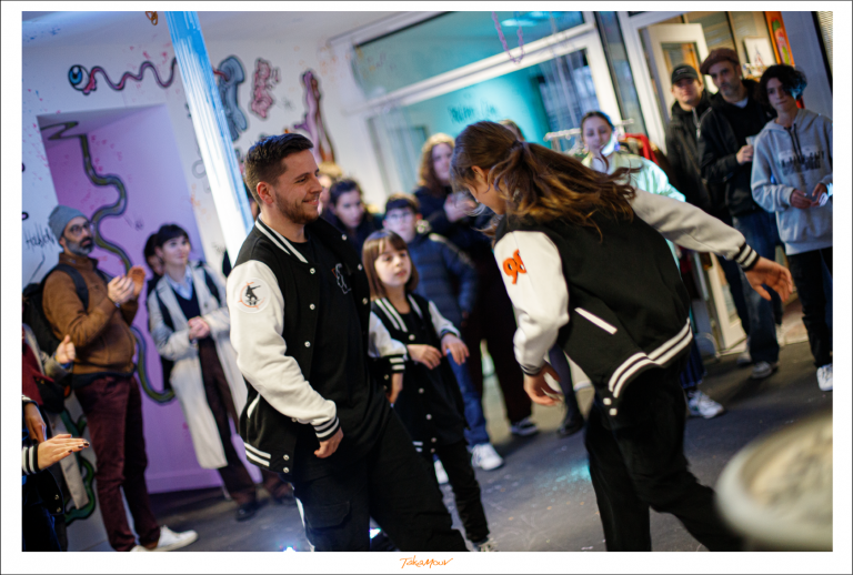 Résumé article et photos du passage de notre groupe d'élèves lors d'un show de danses Hip Hop lors de l'expo de l'artiste Fouapa à l'espace Le 120 à Lyon, le 14/01/23