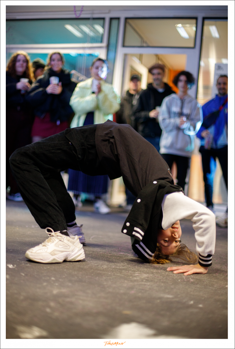 Résumé article et photos du passage de notre groupe d'élèves lors d'un show de danses Hip Hop lors de l'expo de l'artiste Fouapa à l'espace Le 120 à Lyon, le 14/01/23