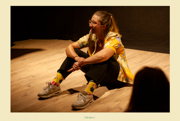 Dimanche 29 octobre à 15h, TakaMouv' recevait Adèle Soubranne dans ses locaux à Lyon pour présenter son Slam, dans le cadre des Dimanches Artistiques mensuels de l'association lyonnaise.