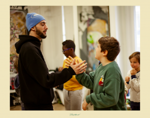 Galerie phots, article et vidéo de notre stage Hip Hop Enfants du mois de février 2024, organisé à et par TakaMouv' avec des artistes lyonnais pour enseigner aux enfants les différents arts de la culture Hip Hop.