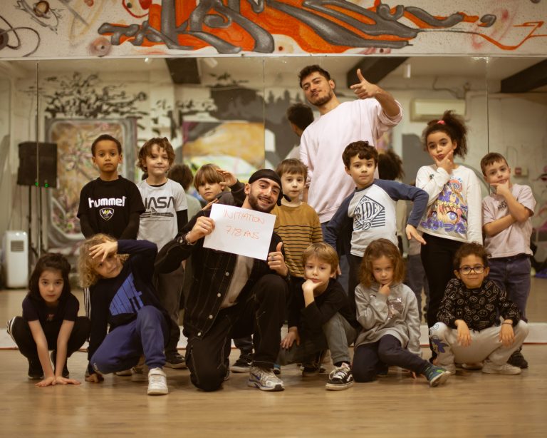 cours de danse Hip Hop spécialisé pour les enfants à Lyon avec TakaMouv' : éveil pour les 4/6 ans, initiation pour les 7/8 ans et les 8/9 ans. Pour les pré adolescents : tous styles 10/12 ans, et freestyle 10/12 ans.