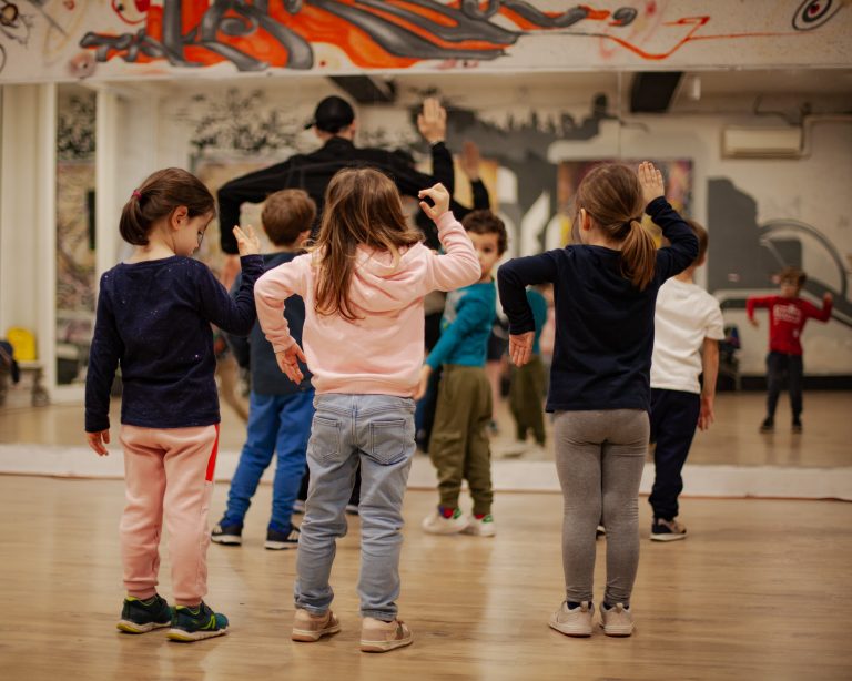 cours de danse Hip Hop spécialisé pour les enfants à Lyon avec TakaMouv' : éveil pour les 4/6 ans, initiation pour les 7/8 ans et les 8/9 ans. Pour les pré adolescents : tous styles 10/12 ans, et freestyle 10/12 ans.