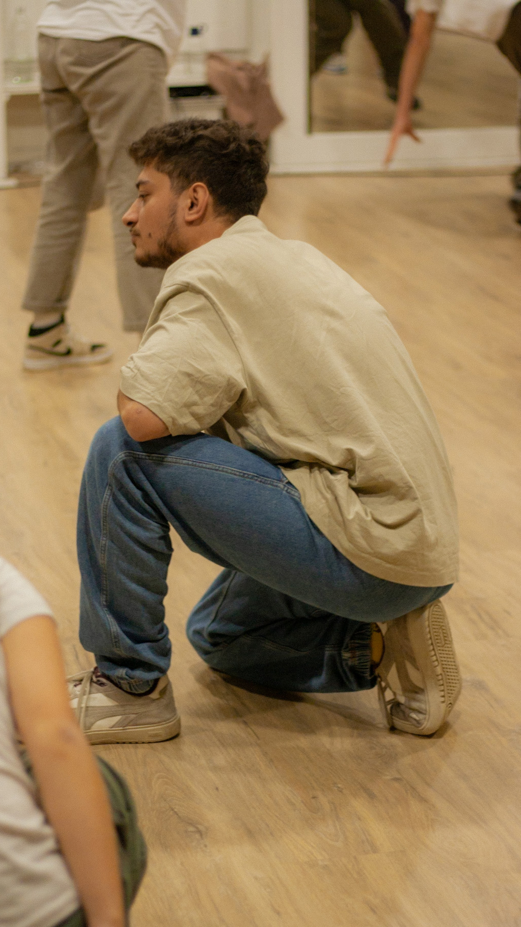 Ziks enseigne le B.Boying (Breakdance, breaking) pour les adolescents (débutant, confirmé), et les adultes (débutant, intermédiaire, confirmé, avancé) à TakaMouv', en plein centre de Lyon